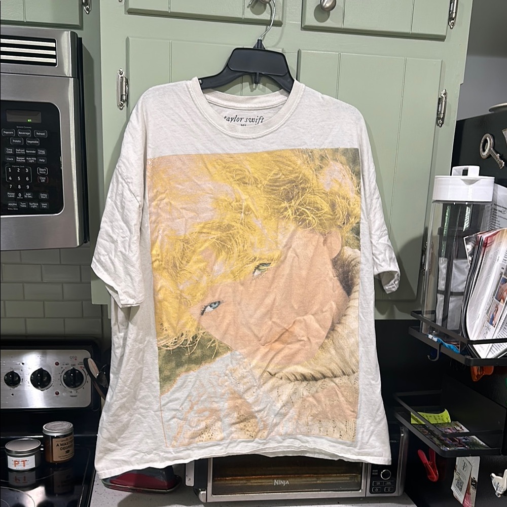 Taylor Swift Urban Outfitters Exclusive Cream Graphic Tee